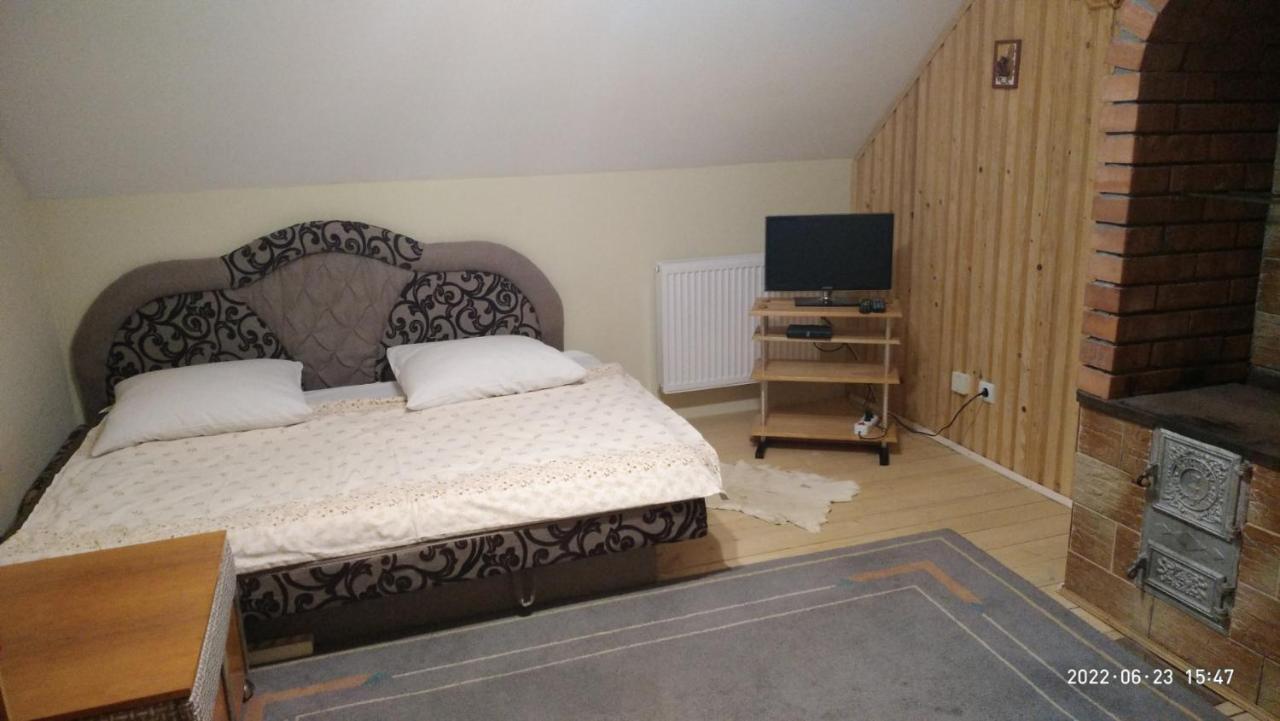 Pid Skeleyu Hotel Lazeshchyna Buitenkant foto